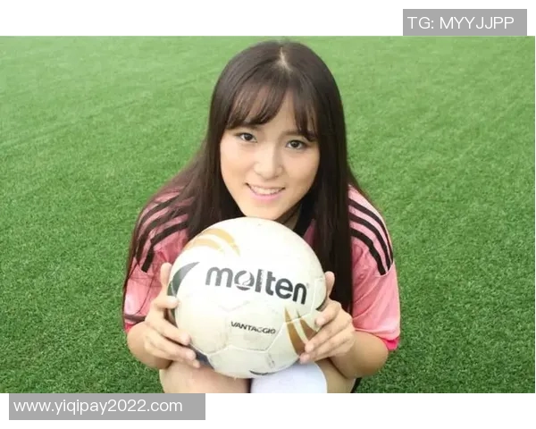 各国足球明星太太的生活与风采揭秘，展现她们背后的故事与魅力