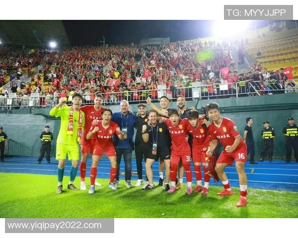 快攻足球的魅力与速度十大明星球员带你领略瞬间精彩 快攻足球的魅力与速度十大明星球员带你领略瞬间精彩